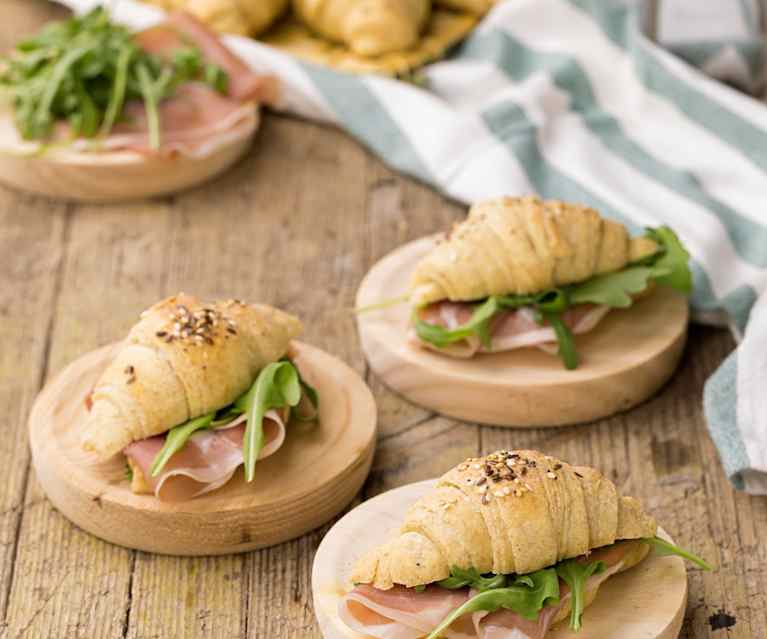 Croissant sfogliati ai cereali con prosciutto crudo e rucola