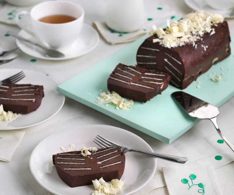 Pastel helado de chocolate con galletas de chocolate