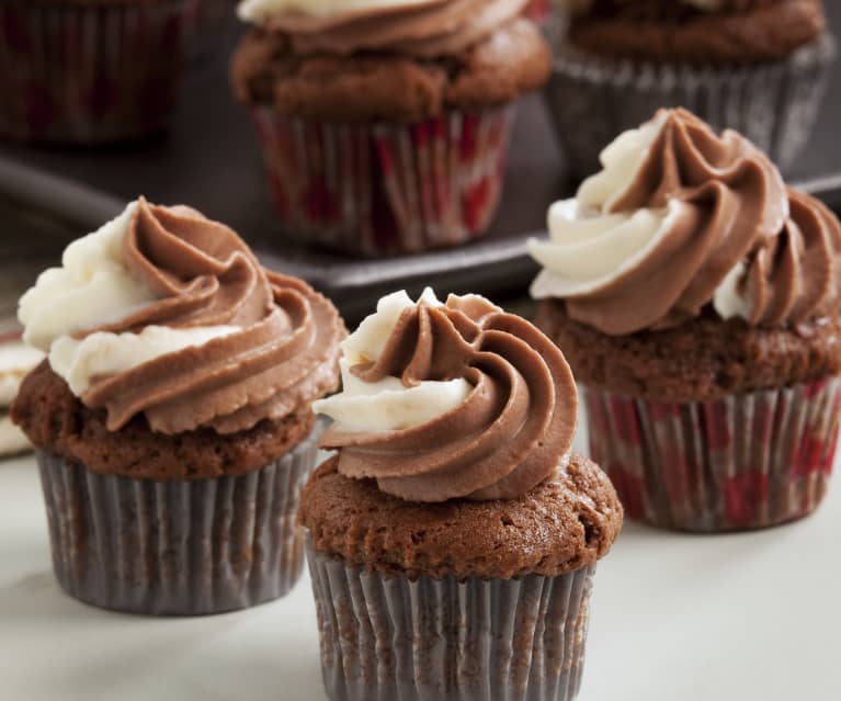 Mini cupcakes com cobertura de mascarpone e cacau