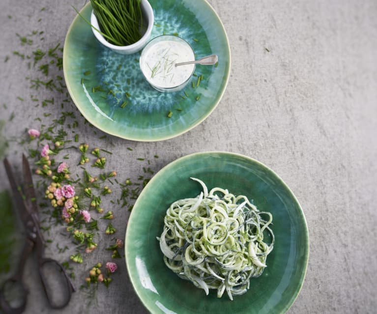 Salada de pepino com molho de iogurte e cebolinho