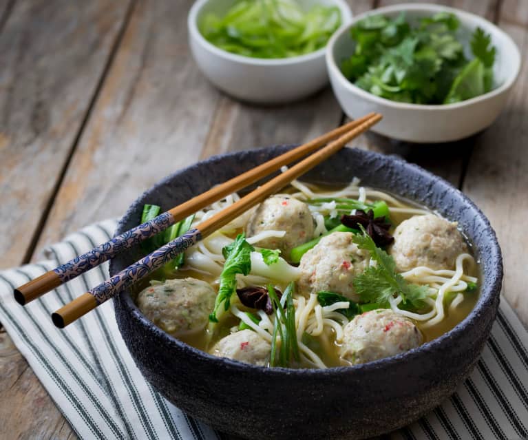 Ramen con polpettine di gamberi e orata