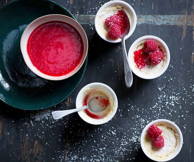 Crèmes dessert coco et coulis de framboise