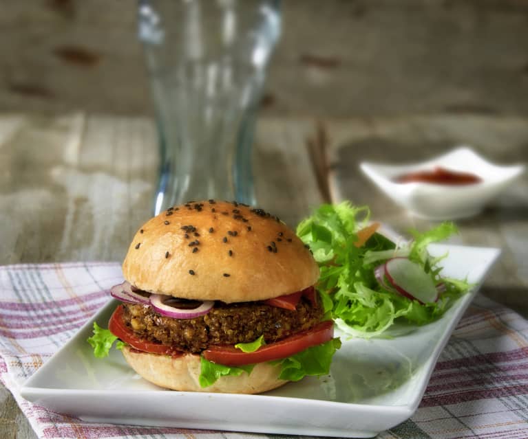 Burger vegan cu nuci și fasole neagră