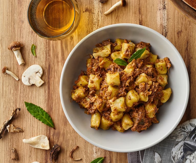 Gnocchi di mozzarella al prezzemolo con ragù di funghi