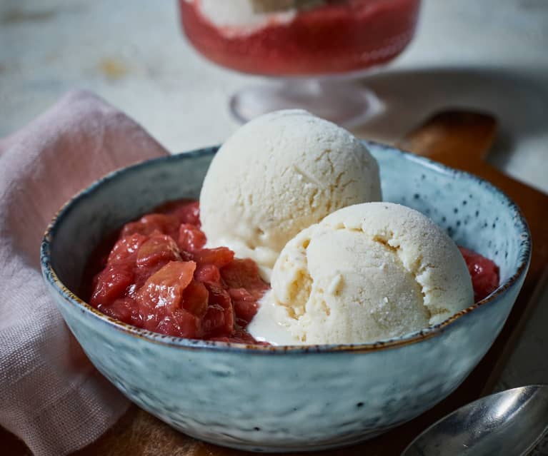 Veganes Mandel-Eis mit Rhabarber-Grenadine-Kompott