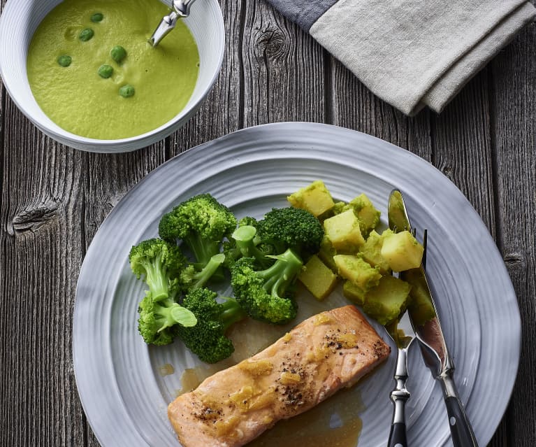 Menu met erwtensoep met gember, zalm met citroen, broccoli en aardappelen