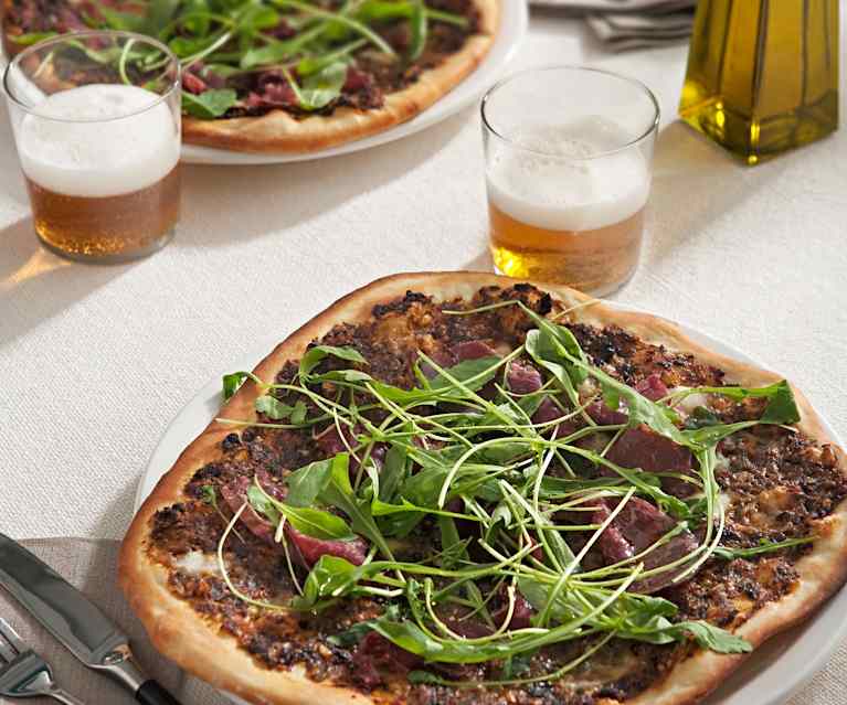 Pizza de cecina con pesto rojo y rúcula Pizza de cecina con pesto rojo y rúcula