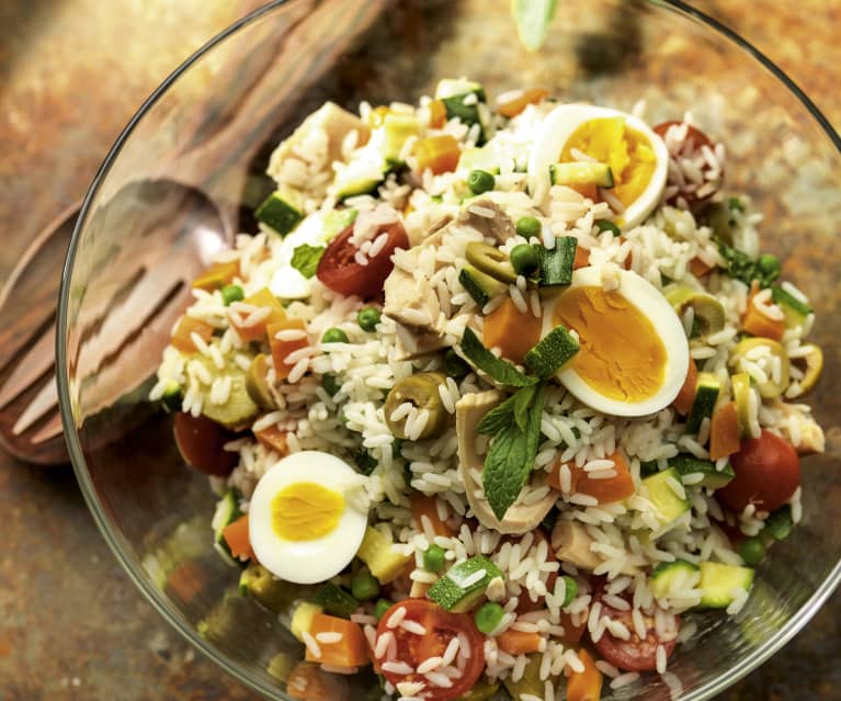 Ensalada de arroz con huevos y atún