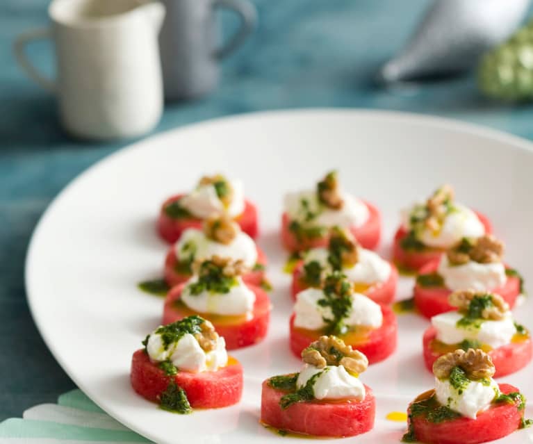 Canapè di anguria con feta e noci