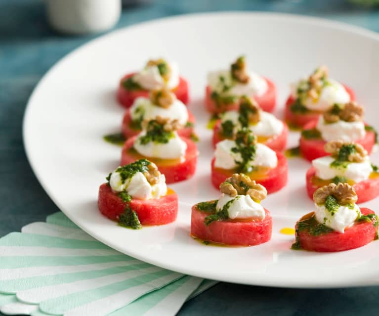 Vandmelonskanapéer med pisket feta og valnødder