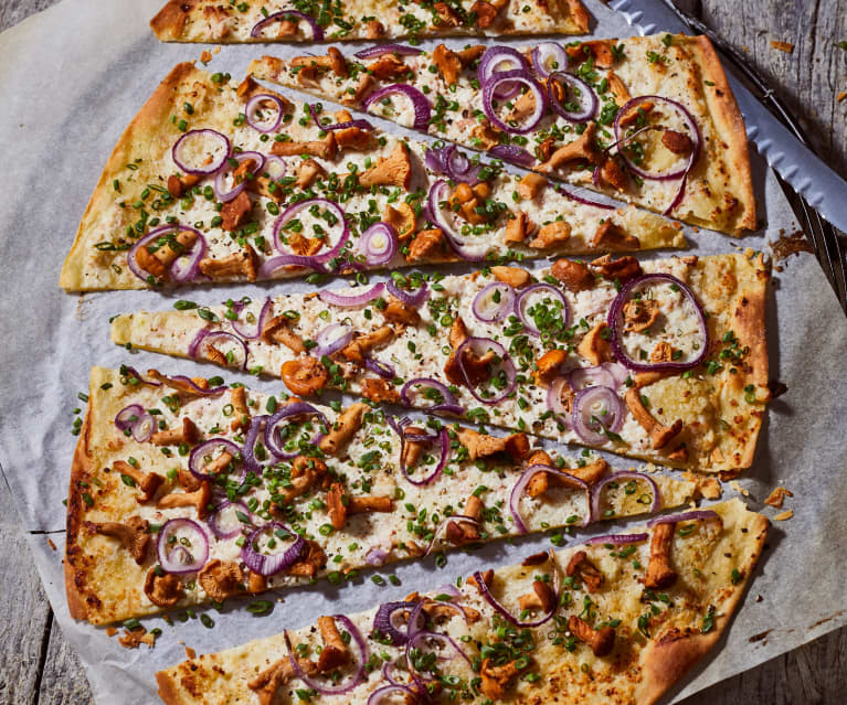 Flammkuchen mit Pfifferlingen und Speckcreme