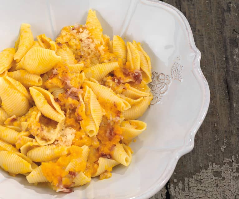 Muschelpasta mit Kürbis und Speck