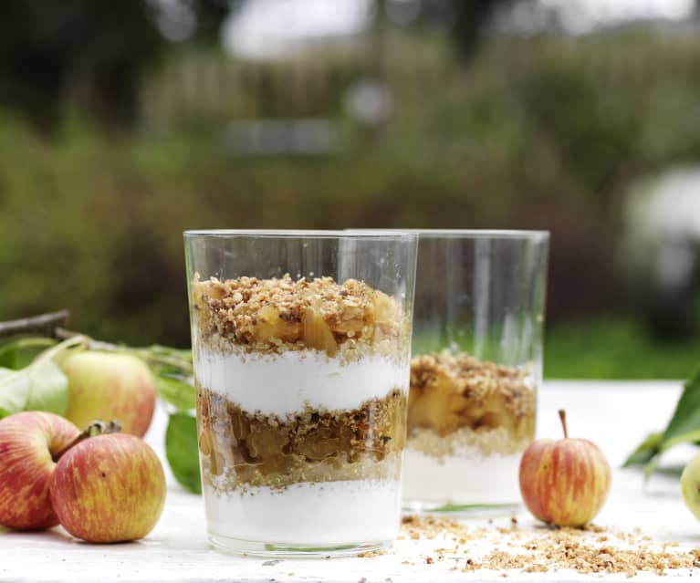 Parfait de iogurte, quinoa, maçã e crumble