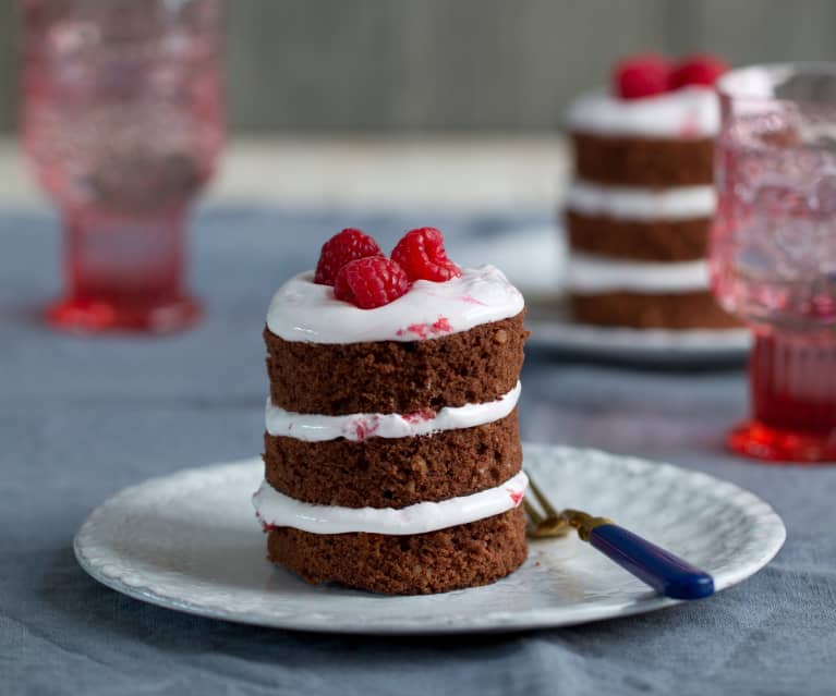 Schokoladen-Meringue-Türmchen mit Himbeeren