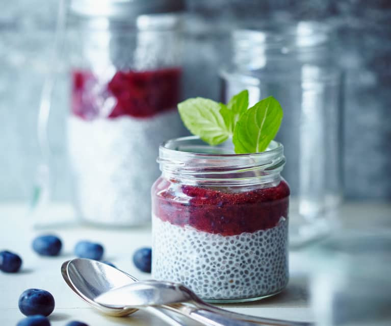 Kokos-Chia-Pudding mit Blaubeermus