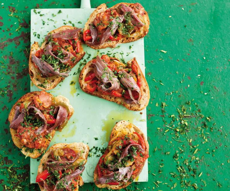 Bruschetta com pimentos, chouriço e anchovas