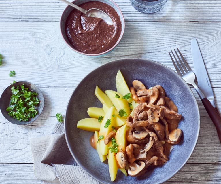 Zürcher Geschnetzeltes mit Kartoffeln und Schoko-Grießpudding ...