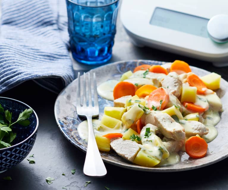 Sauté de dinde, pommes de terre et carottes, sauce poulette