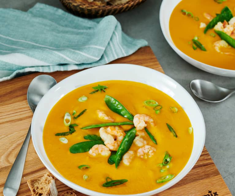 Süßkartoffelsuppe mit Garnelen-Gemüse-Topping