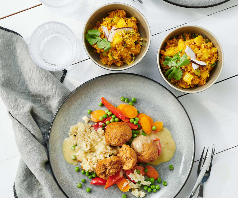 Hackbällchen in Gemüse-Kokos-Sauce mit Kokos-Rohkost-Salat