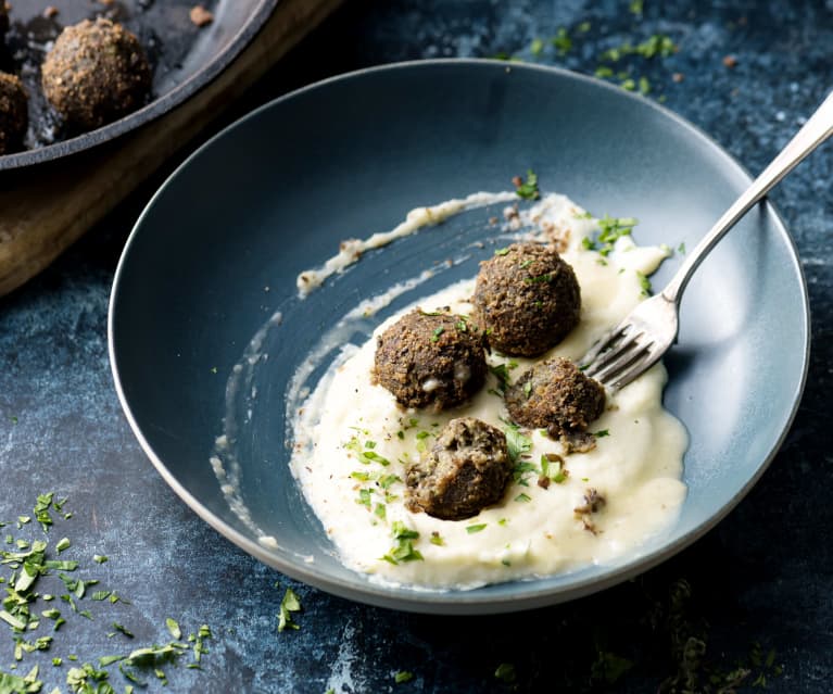 Albóndigas de lentejas con puré de coliflor y salsa (sin gluten, sin huevo, sin lácteos)