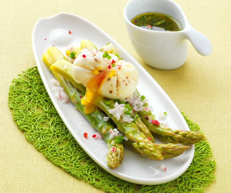 Insalata tiepida di asparagi e uova barzotte