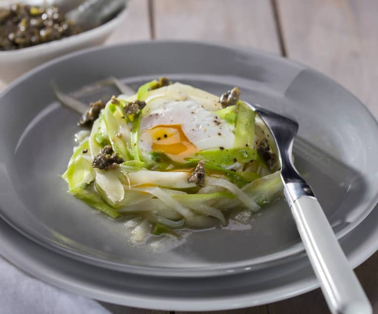 Cintas de espárragos blancos y verdes con huevos y tapenade