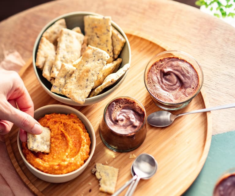 Crackers aux graines, houmous poivron et mousses au chocolat 