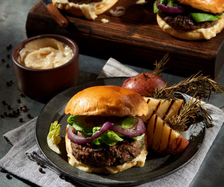 Gegrillte Burger mit Erdäpfel und Knoblauchmayonnaise