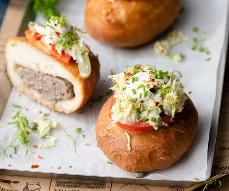 Hamburger langos et salade verte