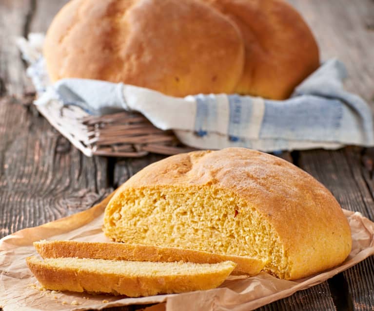 Pane calabrese con farina di mais e fiori di sambuco