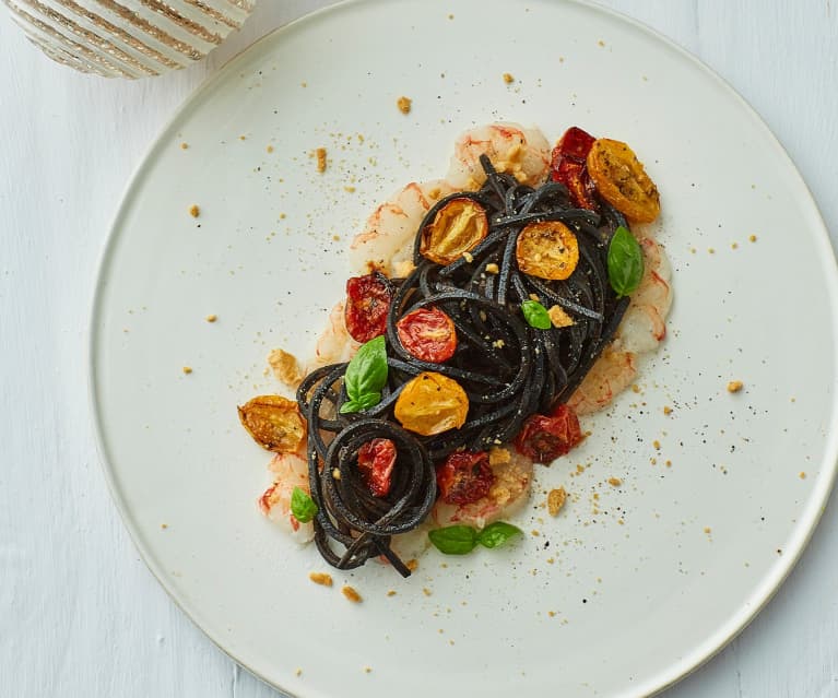 Spaghetti alla chitarra al nero su carpaccio di gamberi e crumble di taralli