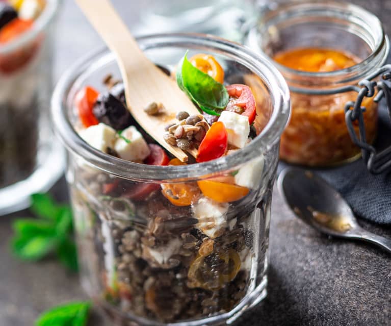 Salade de lentilles, tomates cerise, feta et olives noires