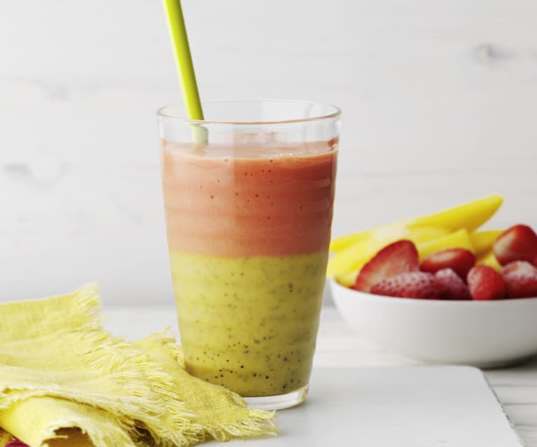 Smoothie bicolor de mango y piña y fresas y plátano