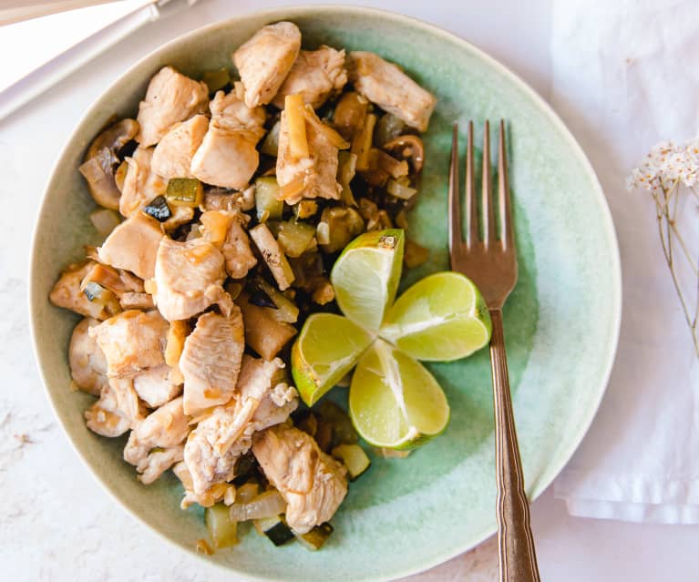 Cubinhos de frango salteados com cogumelos e molho tamari