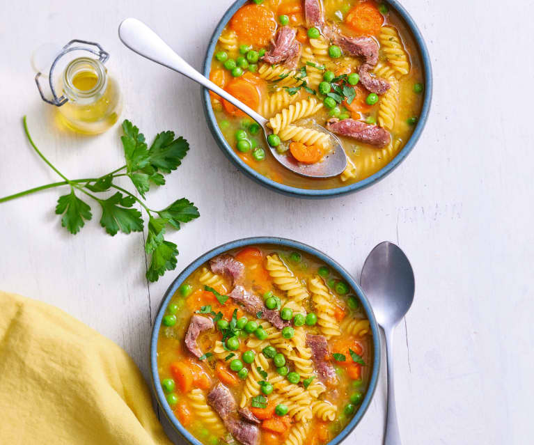 Soupe de bœuf aux légumes et fusilli