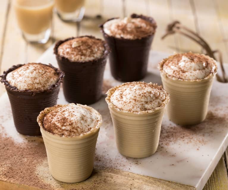 Bicchierini di cioccolato ripieni di mousse al whisky