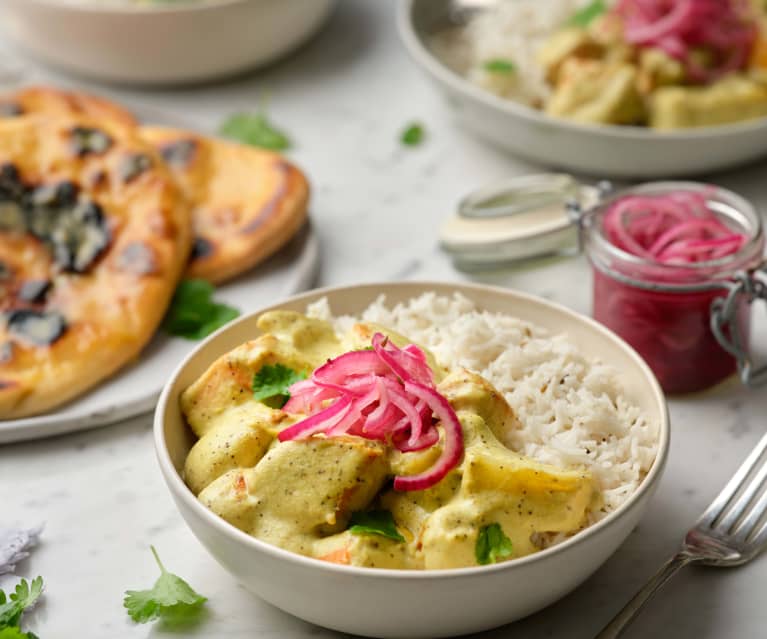 Legume cu sos Korma și orez basmati; Pâine naan cu usturoi și ceapă roșie murată