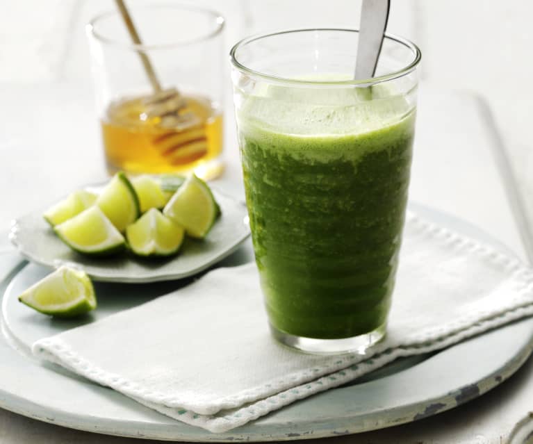 Yeşil elma, salatalık ve ıspanaklı smoothie