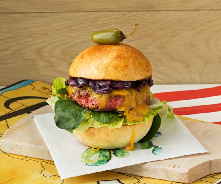 Rindfleisch-Oliven-Burger mit karamellisierten Zwiebeln