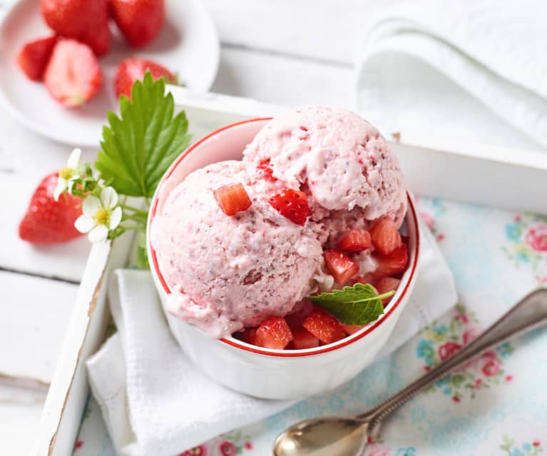 Erdbeer-Joghurt-Eis mit Chiasamen
