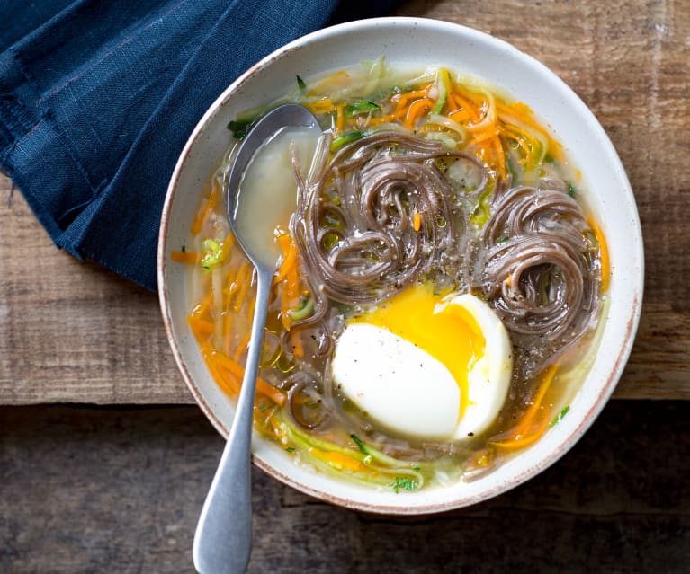 Bouillon de légumes, soba et œufs mollets