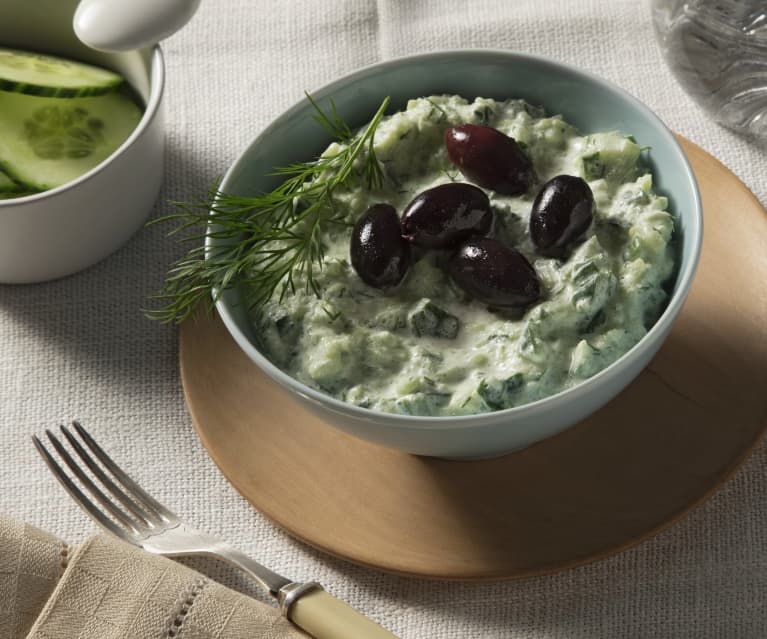 Gurkensalat mit Dill-Rahm-Dressing