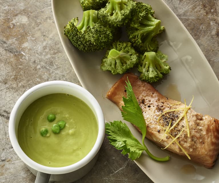 Crema di piselli e zenzero con salmone al limone e broccoli