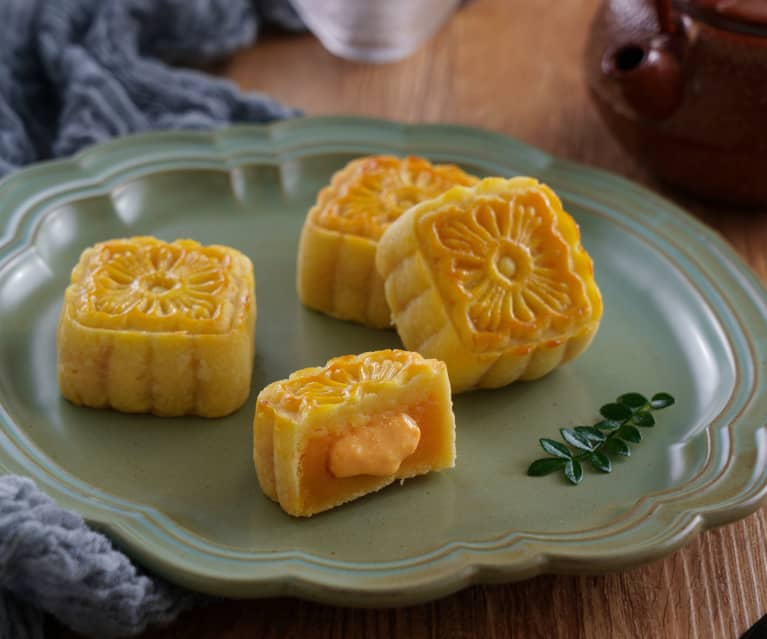 Kue Bulan dengan Custard Telur Asin