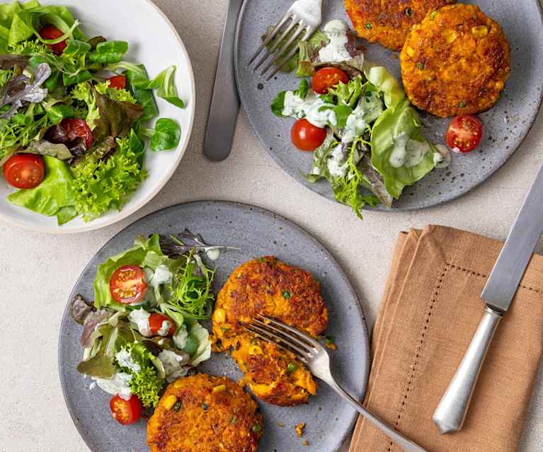 Gemüselaibchen auf Salat mit Joghurtdressing