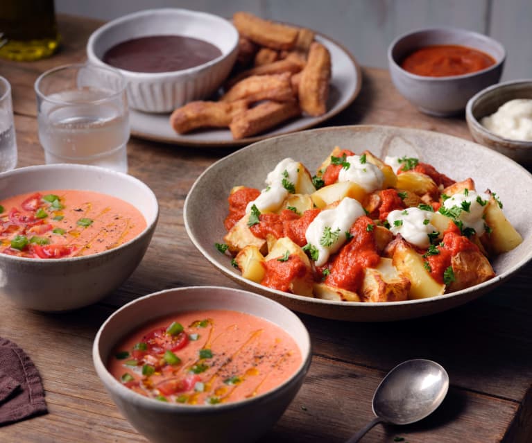 Gazpacho; Patatas Bravas cu Aioli; Churros cu ganache de ciocolată și nucă de cocos