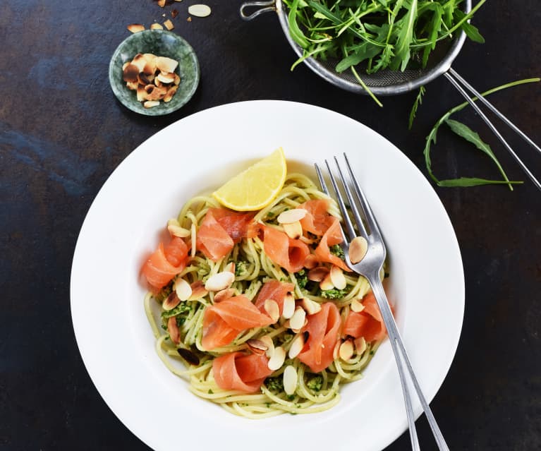 Spaghetti au saumon fumé et pesto de roquette