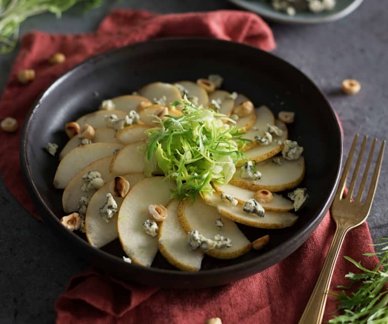Pear and blue cheese salad with hazelnuts (Thermomix® Cutter) Pear and blue cheese salad with hazelnuts (Thermomix® Cutter)