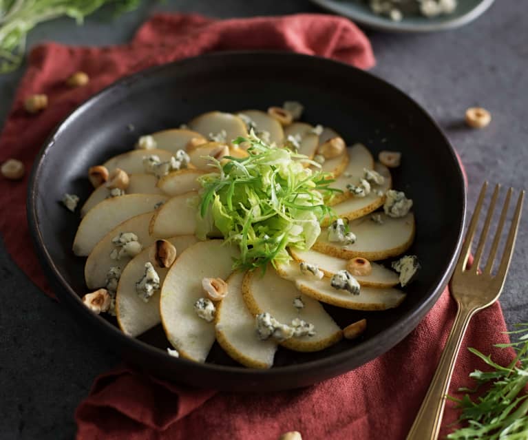 Ensalada de pera y queso azul con avellanas